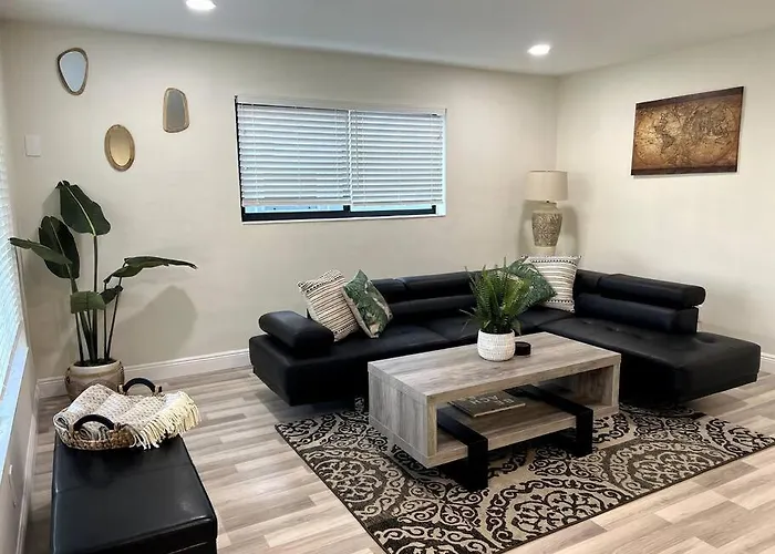 Modern Tropical Oasis With Arcade, Hottub & Minigolf