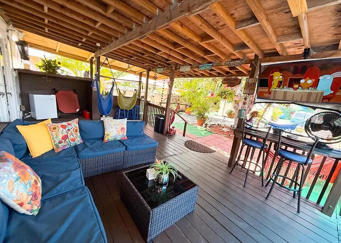 Hammocks & Mini-Golf! 10 Mins From Beach!