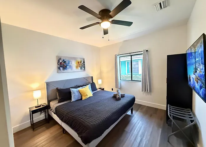 Sunny Delight Home Near Airport